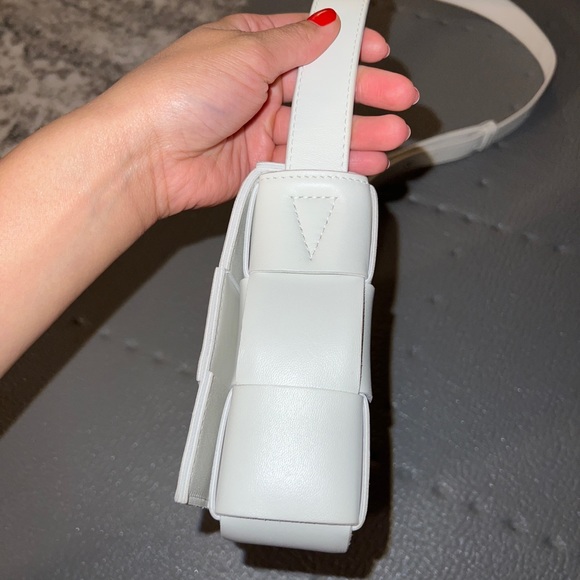 AUTHENTIC WHITE BOTTEGA VENETA CASSETTE HANDBAG - Picture 10 of 14